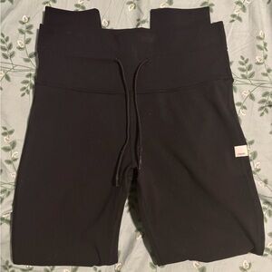 Vuori Black Daily Leggings Size M